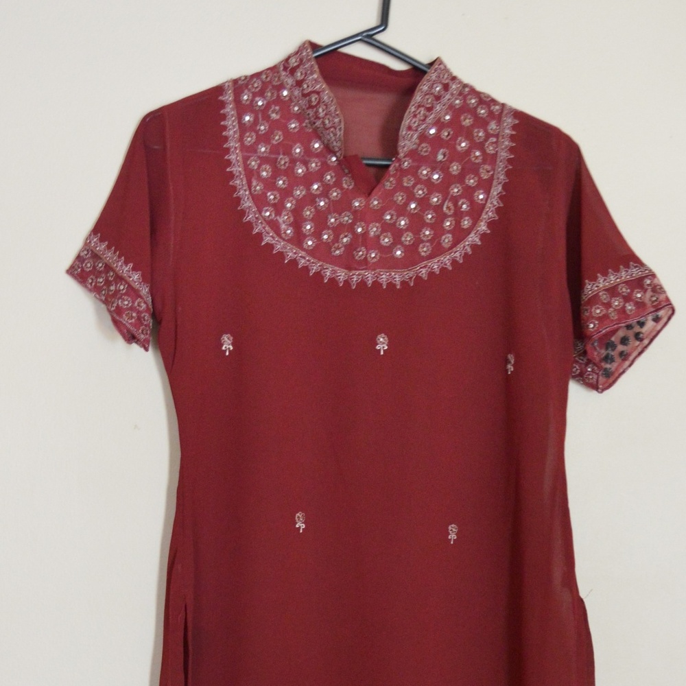 *** GIRLS NEW MAROON CHIFFON EMBROIDERED SALWAR KAMEEZ XS + FREE GIFT ***